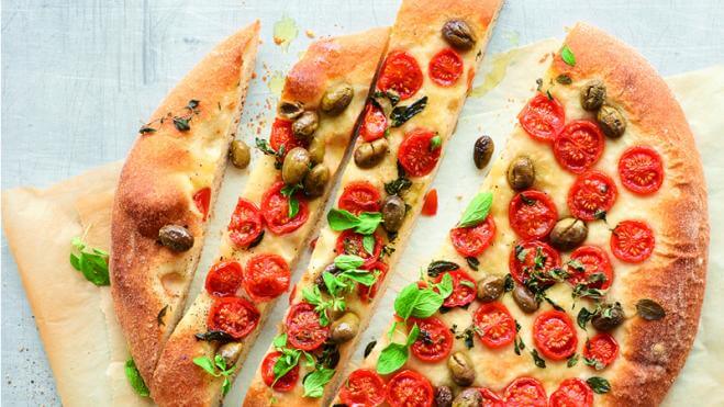 Focaccia pugliese mit Cocktailtomaten und Oliven - Galbani