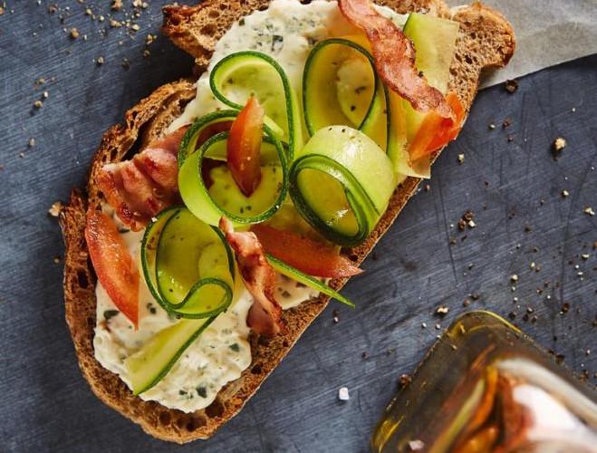 Toast mit Ricotta-Pesto und Zucchini - Galbani