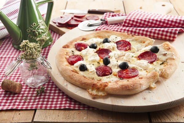 Pizza mit Mozzarella, Ricotta, Oliven - Galbani