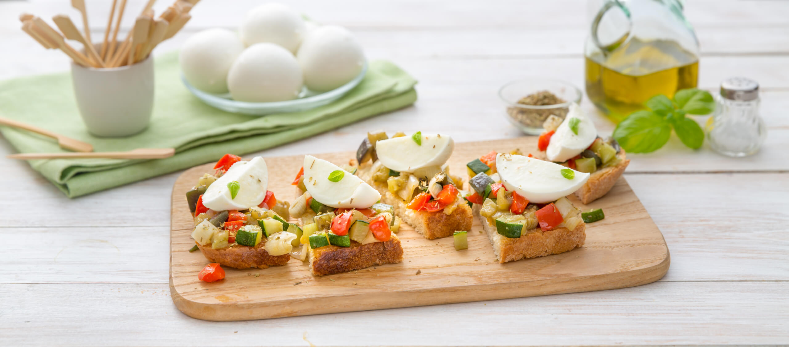 Rustikale Bruschetta mit Mozzarella und Gemüsewürfeln - Galbani