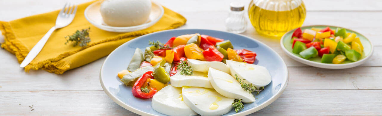 Caprese mit Mozzarella und Peperoncini - Galbani